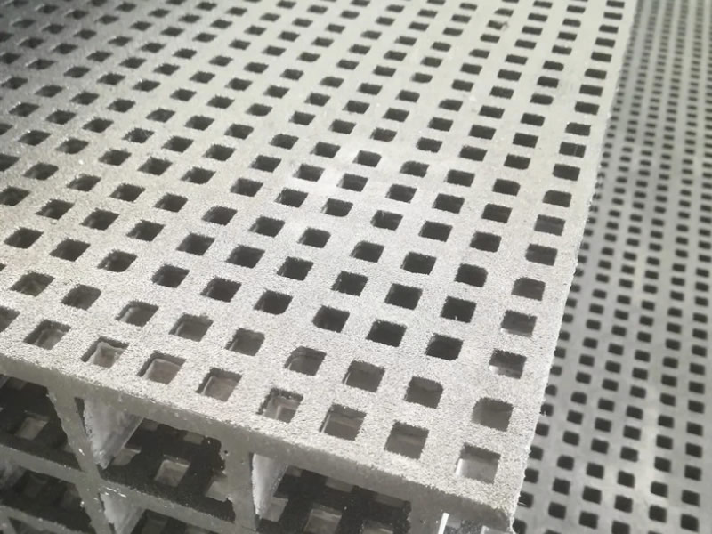 Anti-slip gritted molded FRP grating