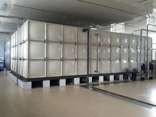 Réservoir de stockage d'eau composite