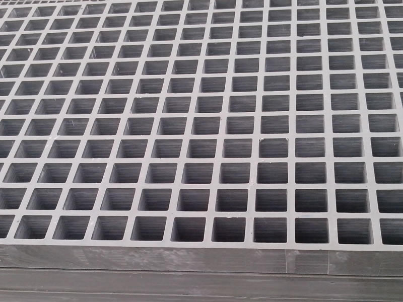 Fiberglass grating with smooth surface