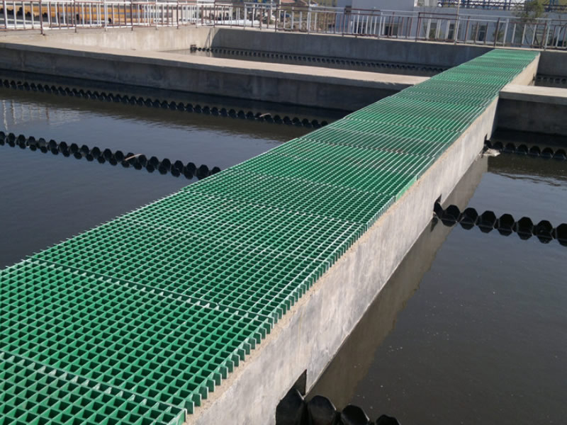 Grit-Coated FRP Mesh Grating for Marine Environments